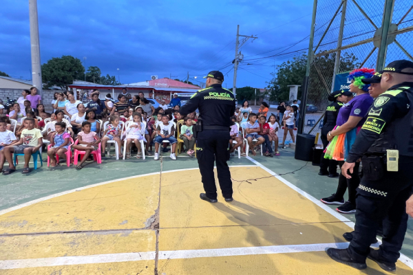Policías interactuando con la comunidad