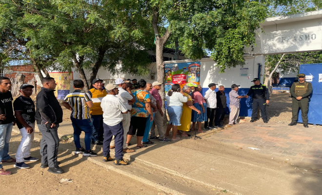 uniformado apoyando en la primera vuelta de las elecciones presidenciales en lasa horas de la mañana
