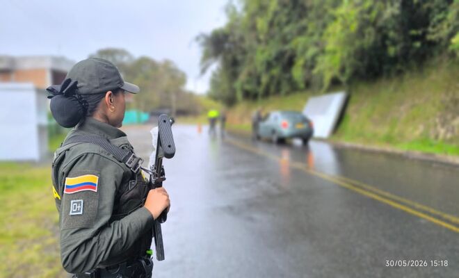 Uniformada de la Polic&iacute;a haciendo presencia en las v&iacute;as de Nari&ntilde;o