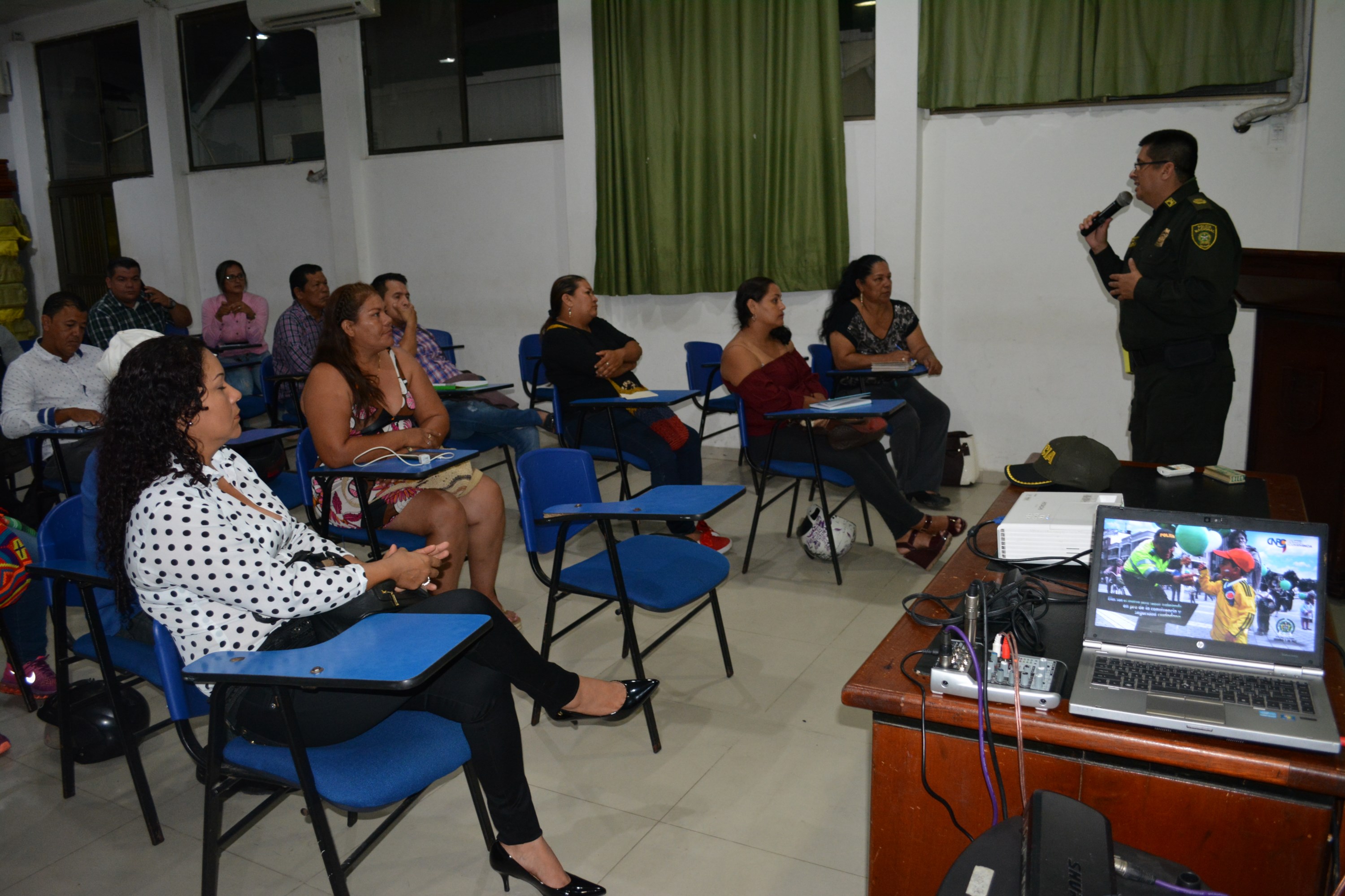 Comandante de Policía  se reúne con líderes de la comunidad 