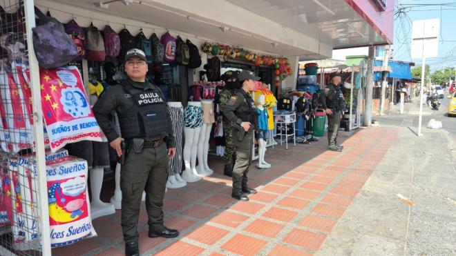 Polic&iacute;as realizan labores de prevenci&oacute;n en zona comercial.