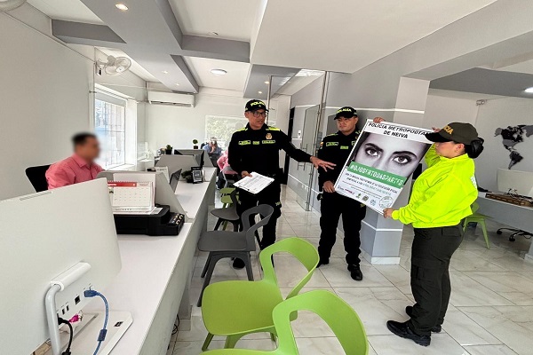 Dos Polic&iacute;as de turismo y una de la SIJIN socializando al ciudadano la campa&ntilde;a contra la explotaci&oacute;n sexual de menores