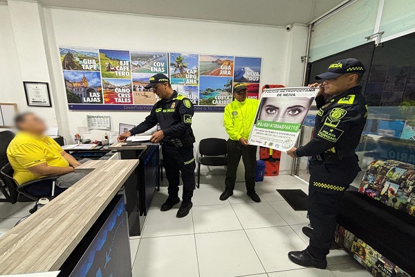 Dos Policías de turismo y uno de la SIJIN fortaleciendo la prevención en contra la explotación sexual de menores 