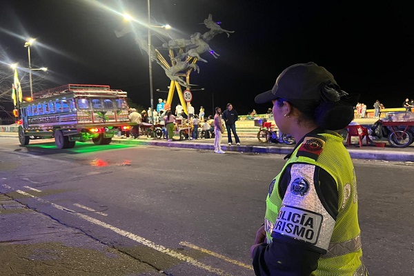 Policía de turismo realizando acompañamiento a la ciudadanía n el monumento La Gaitana