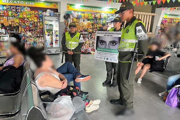 Funcionarios realizando campa&ntilde;a preventiva