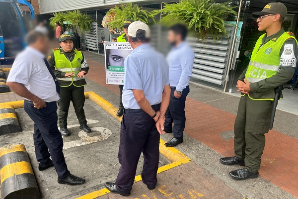 Funcionarios realizando campaña preventiva a la comunidad