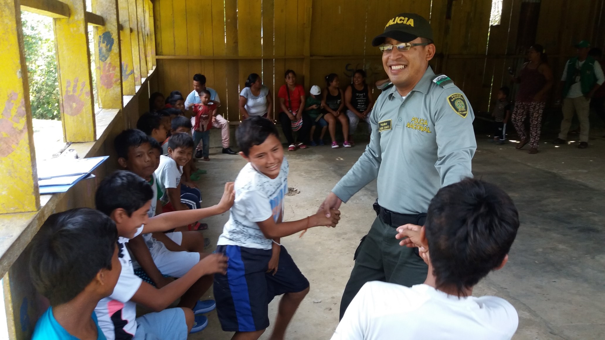 El asentamiento ” Mocagua”  recibió la visita de los uniformados - el I.C.B.F. y la Gobernación 