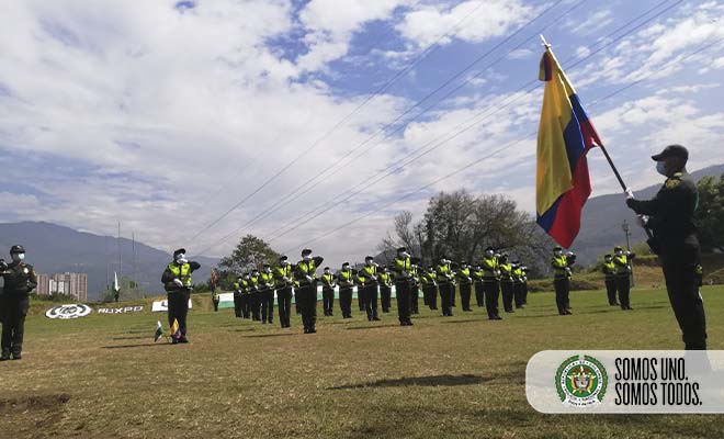 primer contingente auxiliares femeninas ante la bandera nacional
