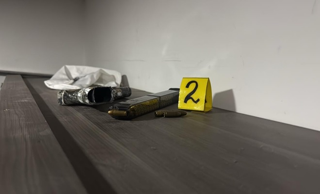 Operativo coordinado entre la Policía Nacional, la Fiscalía General de la Nación y la Policía de Ecuador permitió su captura en flagrancia e incautó un arma, munición y celulares con información sobre rutas de narcotráfico transnacional.