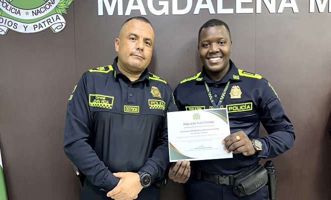 Funcionario de la Policía Nacional exaltado por el compromiso, la vocación de servicio y el sentido de pertenencia junto con el señor Coronel Comandante del Departamento de Policía Magdalena Medio