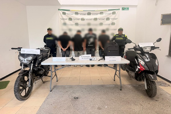 Dos polic&iacute;as y cuatro capturados con dos motocicletas incautadas.