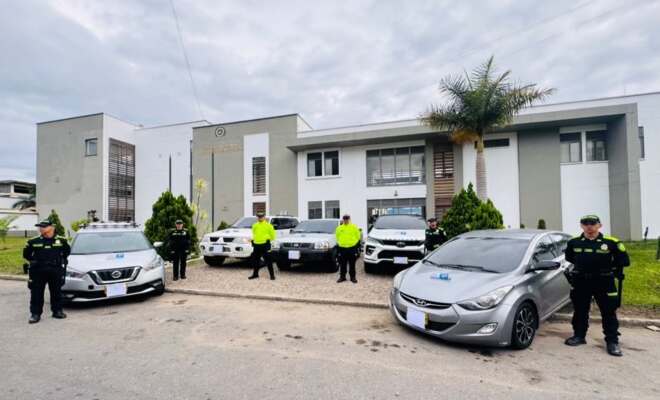 6 policías y 5 vehículos incautados