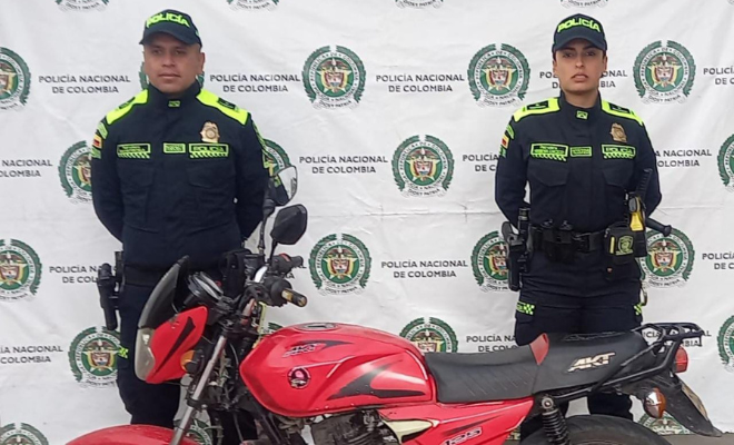 Motocicleta incautada-policías custodiando