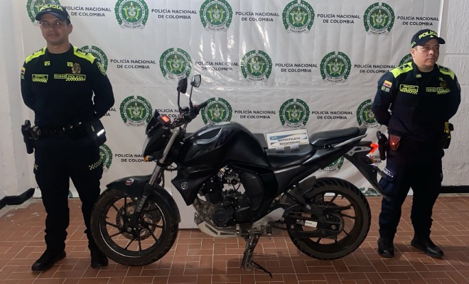 Motocicleta recuperada en medio de dos policías