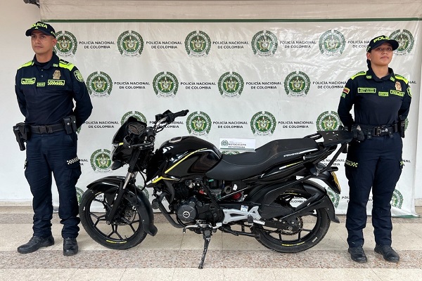 Dos Policías, una motocicleta recuperada
