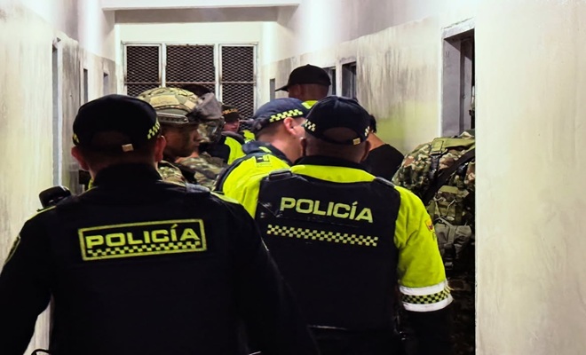 ejercito y policía realizando registros a establecimientos
