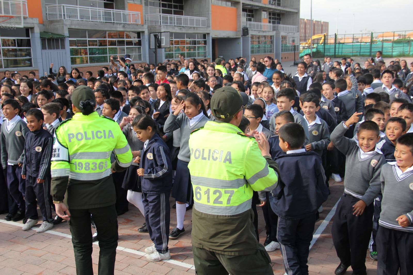 policia-compartiendo-actividad-ludica-con-ninos