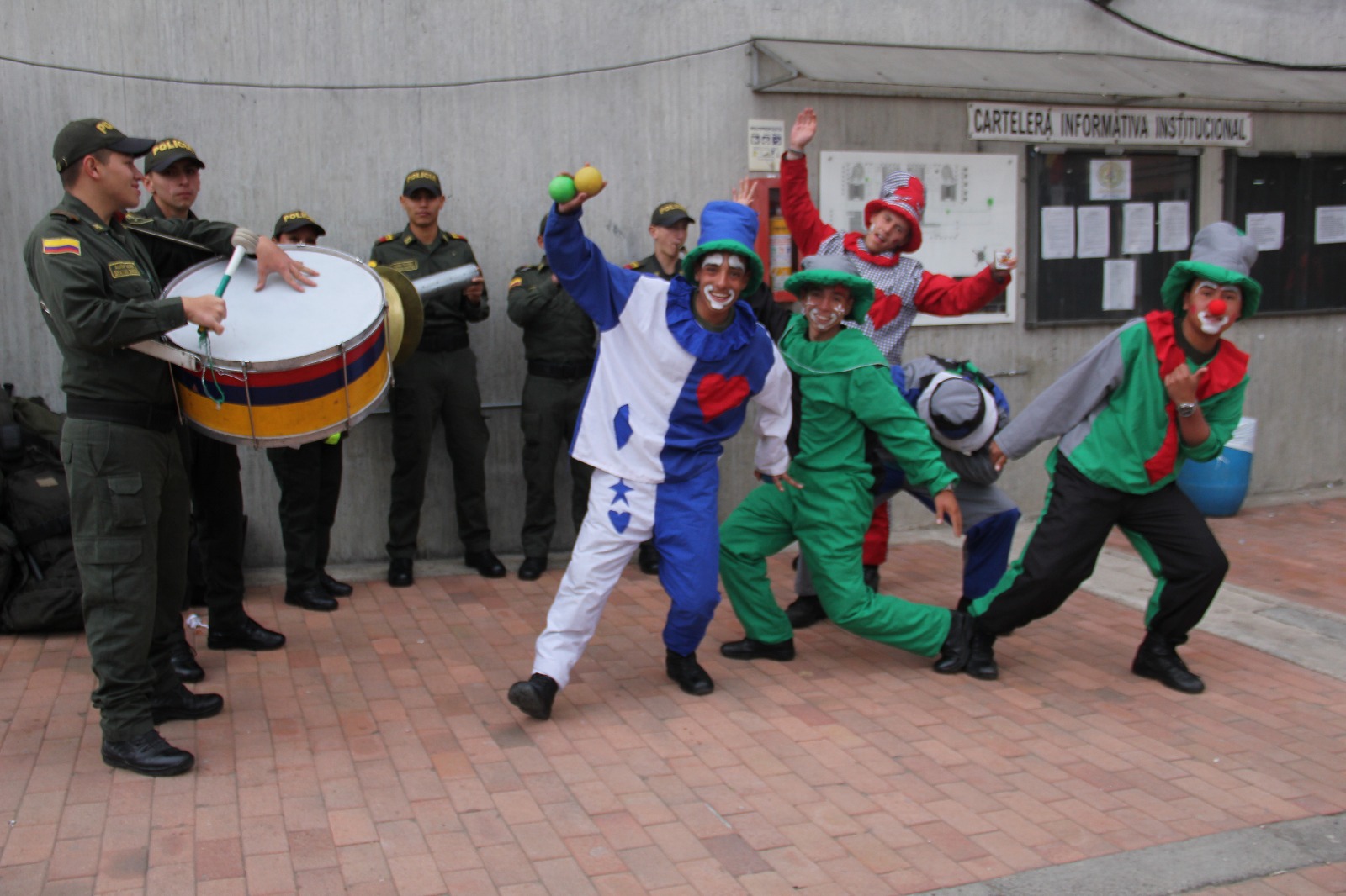 policias-dando-la-bienvenida-a-los-colegios 
