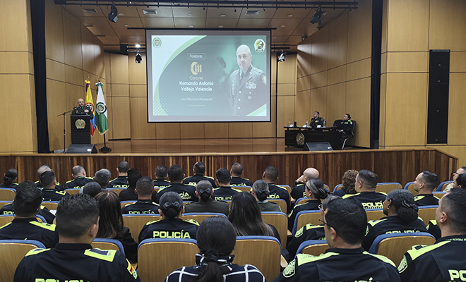 El señor coronel Hernando Antonio Vallejo Valencia, se dirige al personal que conforma la Oficina de Planeación