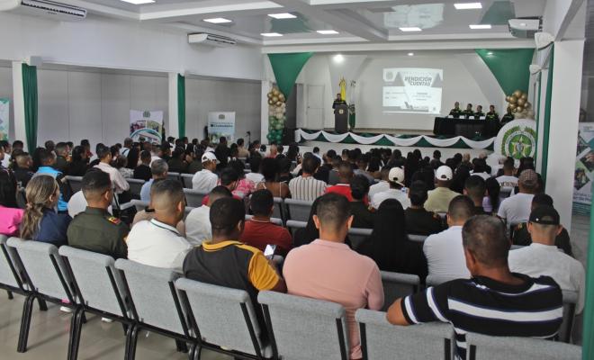 Asistentes del auditorio prestan atenci&oacute;n durante la rendici&oacute;n de cuentas de la Polic&iacute;a Cesar.