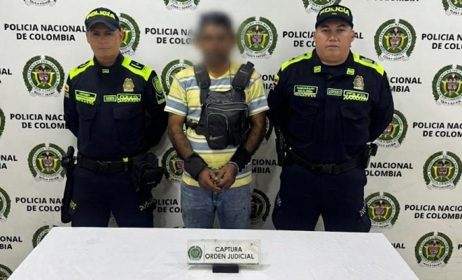 Hombre capturado en medio de dos Policías
