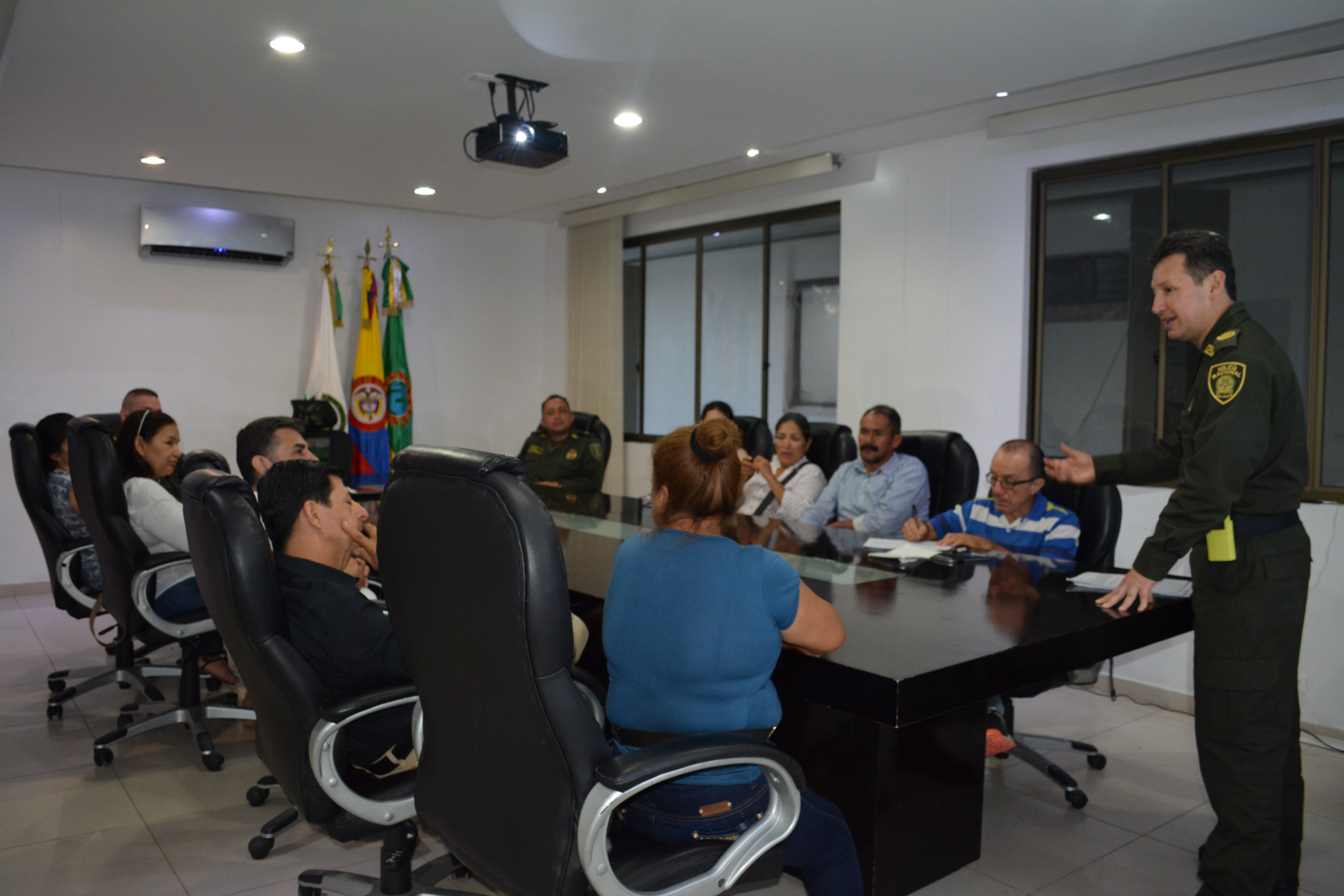 Comandante de policía en amazonas se reúne con asobares Leticia