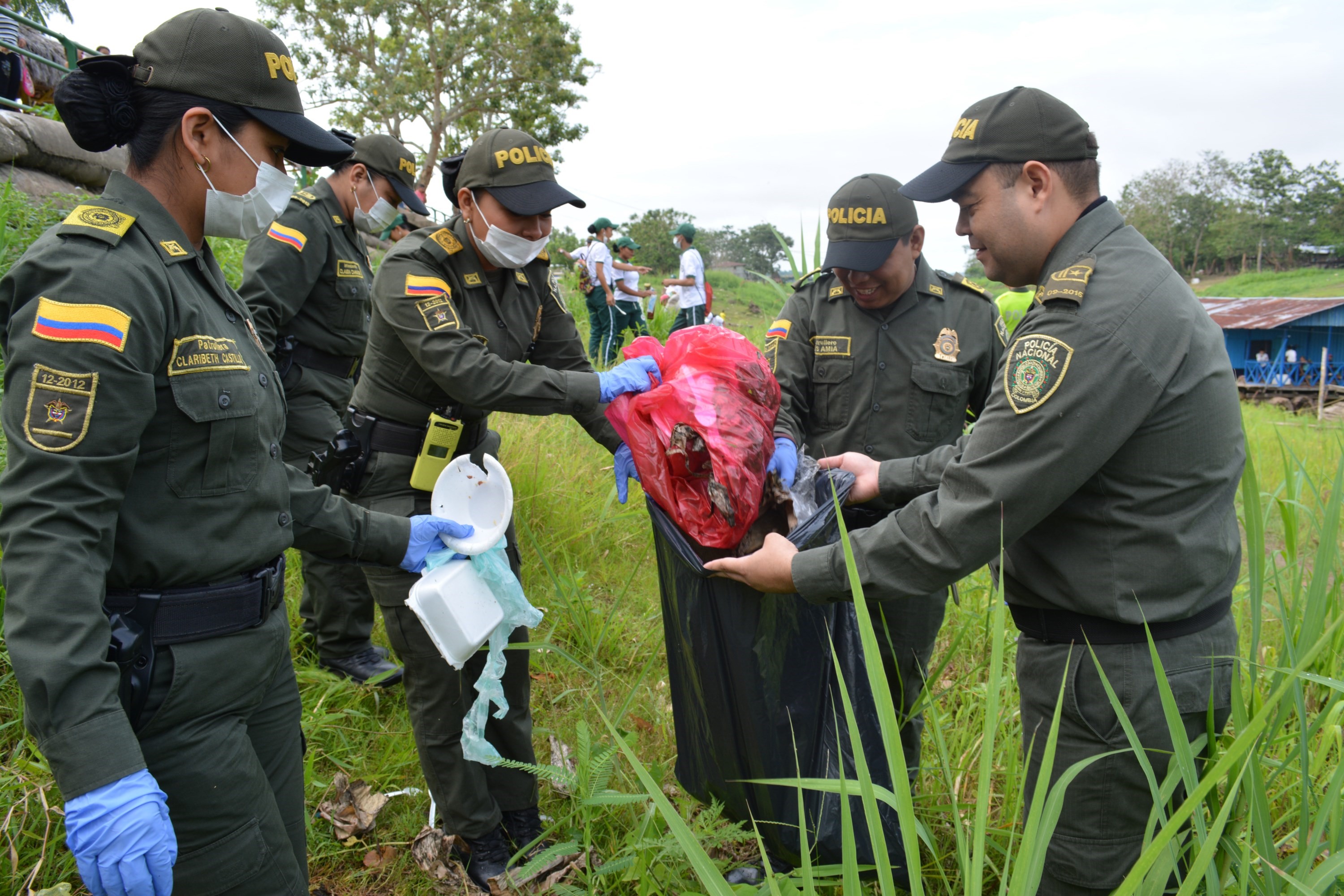 Todas las especialidades de la policía trabajaron con ahínco en la limpieza del malecón turístico
