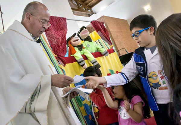 sacerdote-policia-misa-colombia