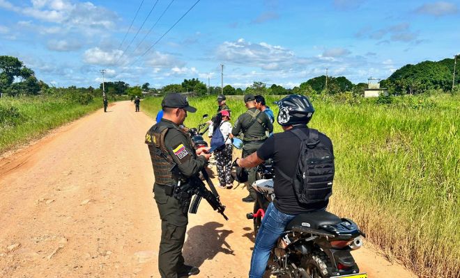uniformados solicitando antecedentes en zona rural de san José 