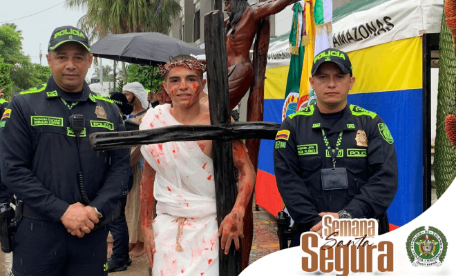 Dos policía persona civil bandera y una cruz de madera