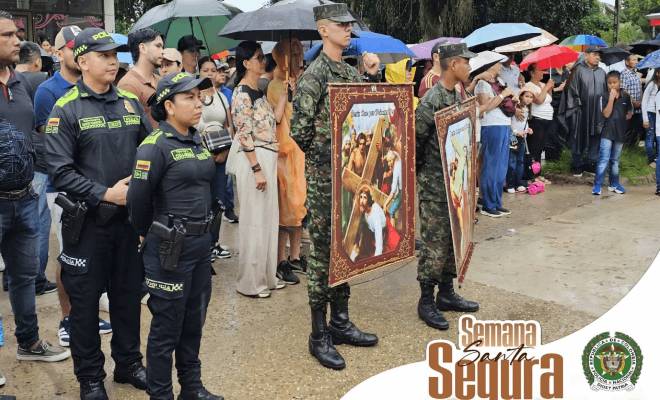 Dos policías soldados cogiendo un cuadro y personas a los alrededores reuinidos