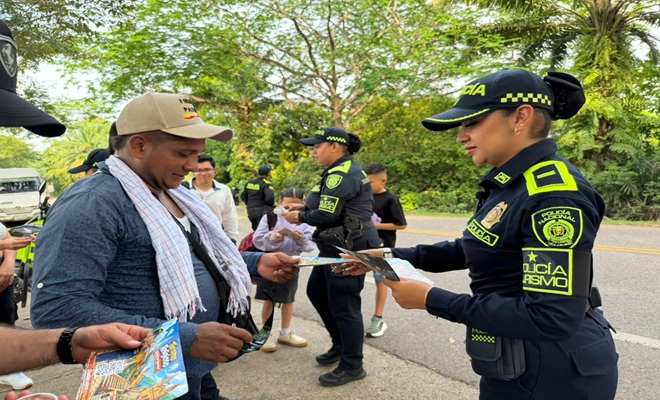 Dos uniformadas de la Policía Nacional interactuando con los viajeros, brindando recomendaciones de protección y seguridad.