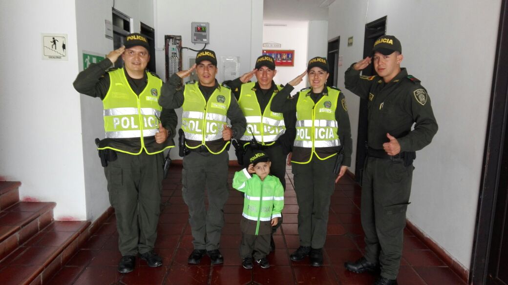 Policía cumple sueño a los hermanitos Vargas en miraflores