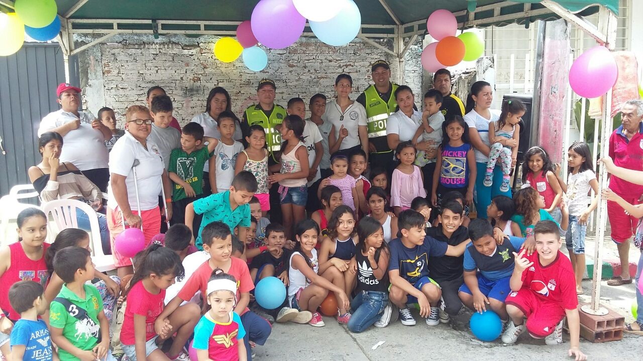 La estación de Policía el Lido de la metropolitana de Cali celebra el día del niño en el barrio el Mortiñal de la comuna 19.