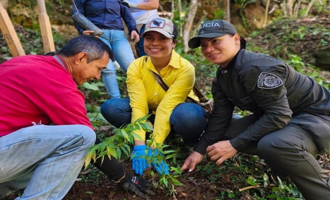 Unidos en una jornada de protección ambiental, uniformados y campesinos
