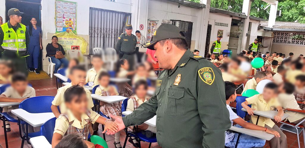 cerca-de-100-pupitres-fueron-entregados-a-estudiantes-de-una-sede-educativa-ubicada-en-el-barrio-san-luis