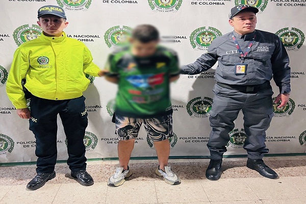 Dos Policías y una persona capturada