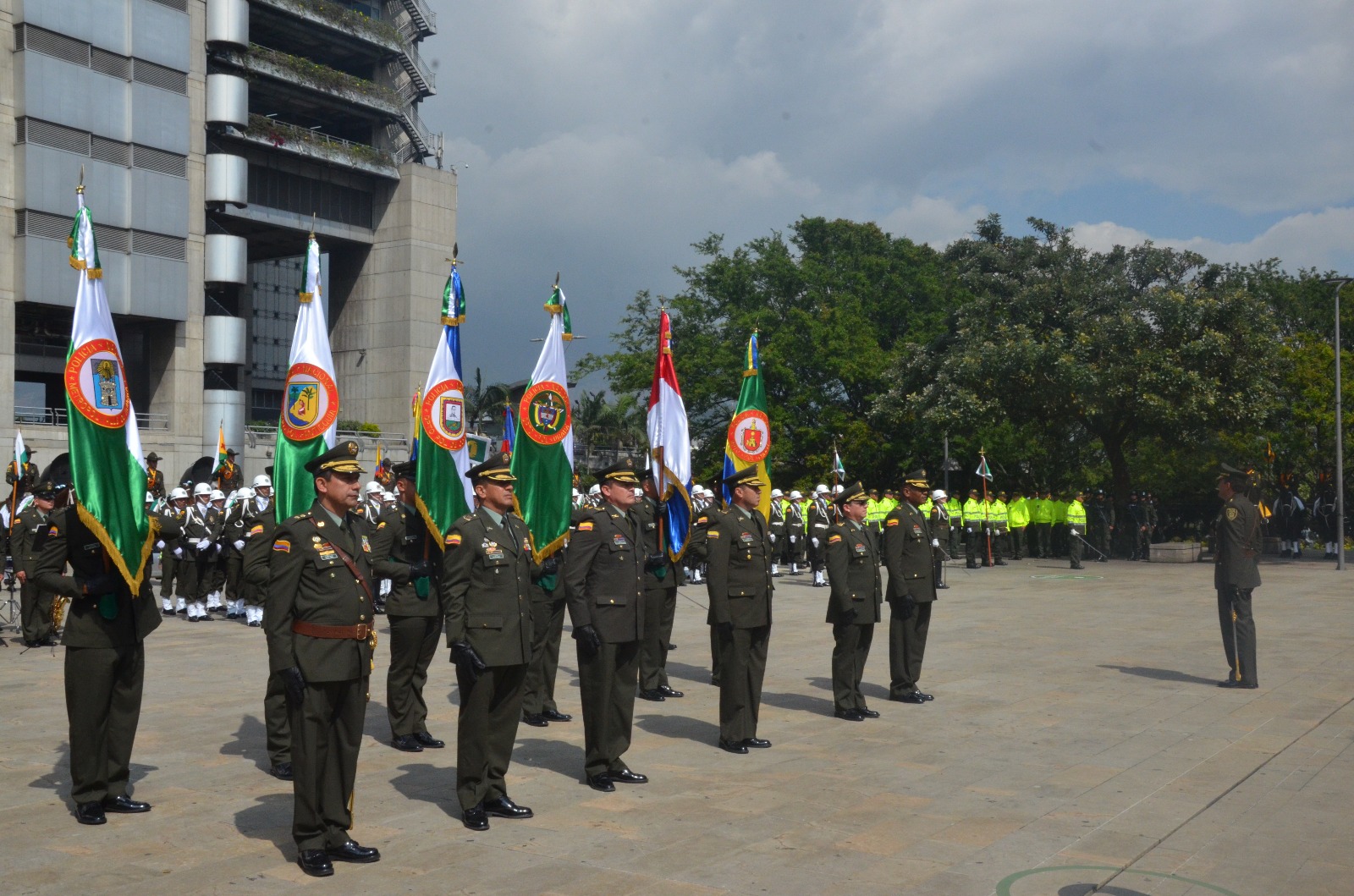 El General Carlos Rodríguez frente a bloques de policías toma el mando de la región de Policía Número Seis