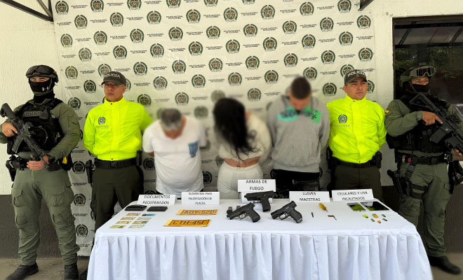 a los tres capturados se les incauto tres pistolas traumáticas calibre 9 milímetros