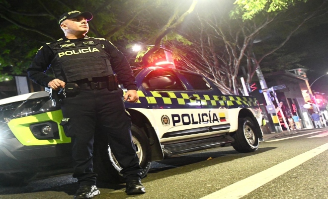 uniformado en horas de la noche custodiando y respaldando la seguridad y tranquilidad de todos los ciudadanos 