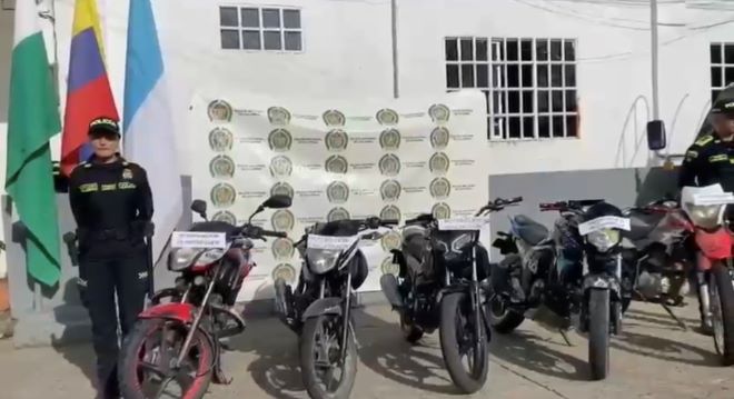 un policía al lado de motocicletas recuperadas