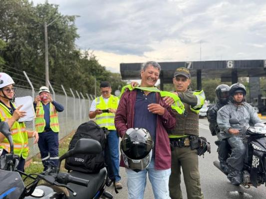 un policía realizando control a los viajeros