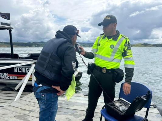 un policía realizando la prueba de alcohol a un hombre 
