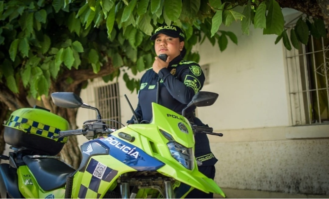 uniformada en servicio 
