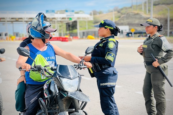 Dos policías brindan recomendaciones de seguridad a los viajeros