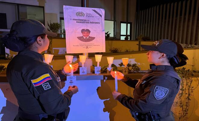 Mujeres Polic&iacute;as con velitas encendidas 