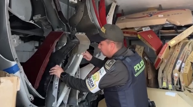 Uniformados de policía fiscal realiza un control en comercialización de autopartes