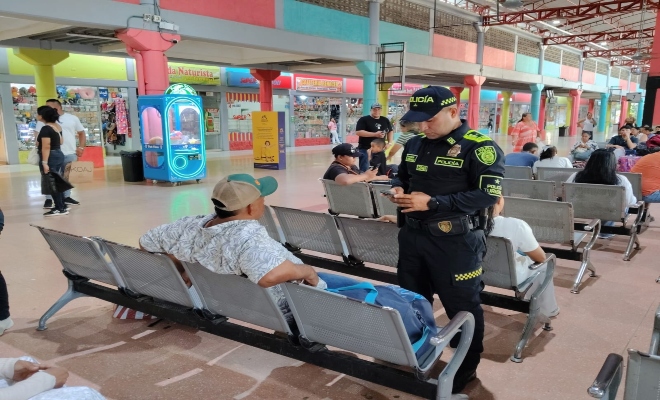 uniformado realizando camapaña de prevencion con un un grupo de ciudadano 