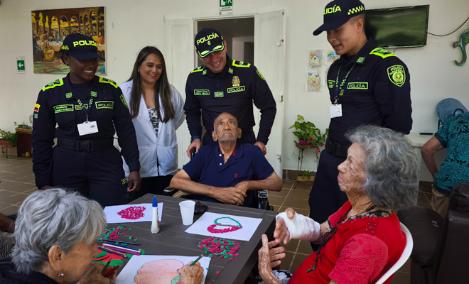Personal de la tercera edad interactuando con policías
