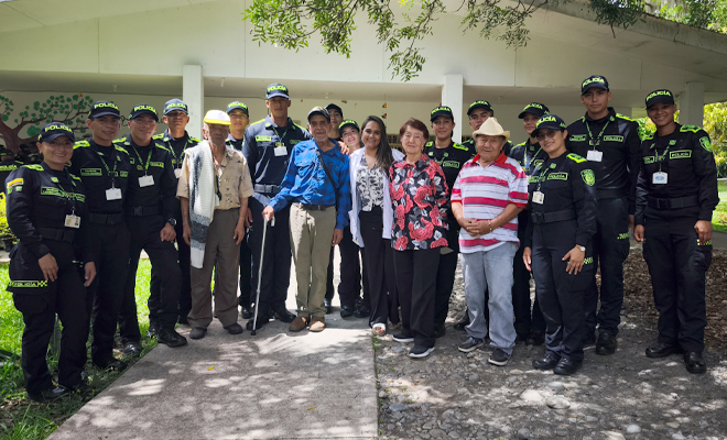 Personal de la tercera edad y estudiantes de policía agrupados 